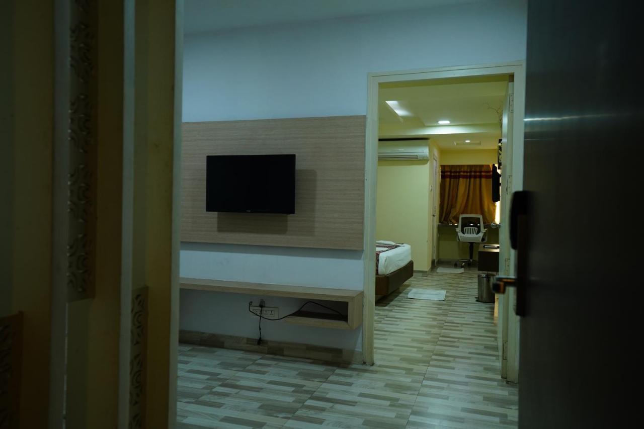 Hotel Sk Riverfront Vijayawāda Екстериор снимка